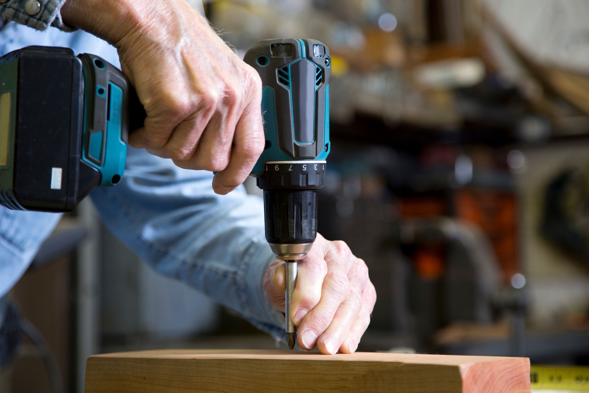 Homme aîné dans son atelier travaillant sur un petit projet.