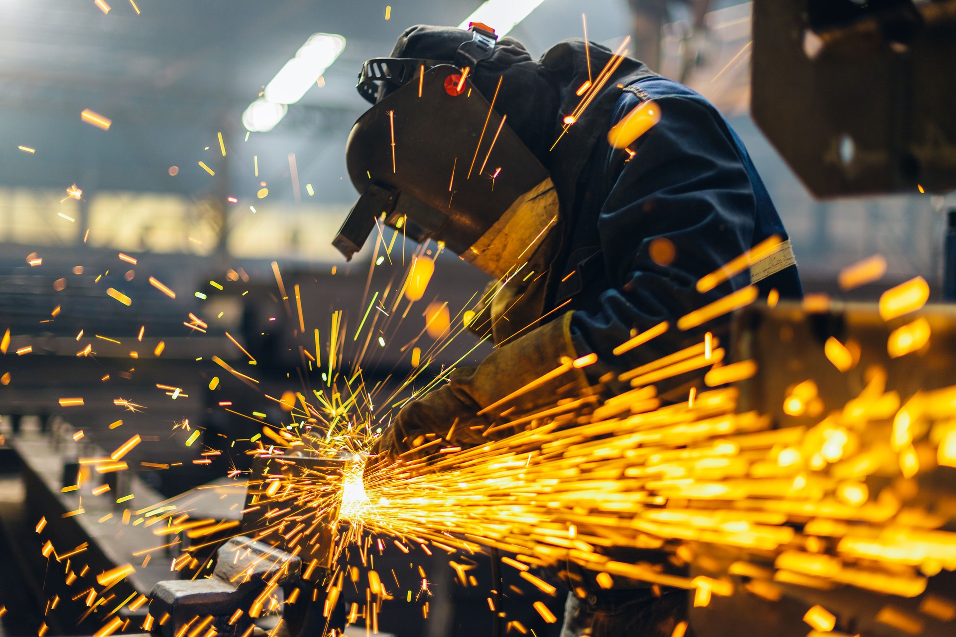 Ouvrier de métal utilisant un broyeur