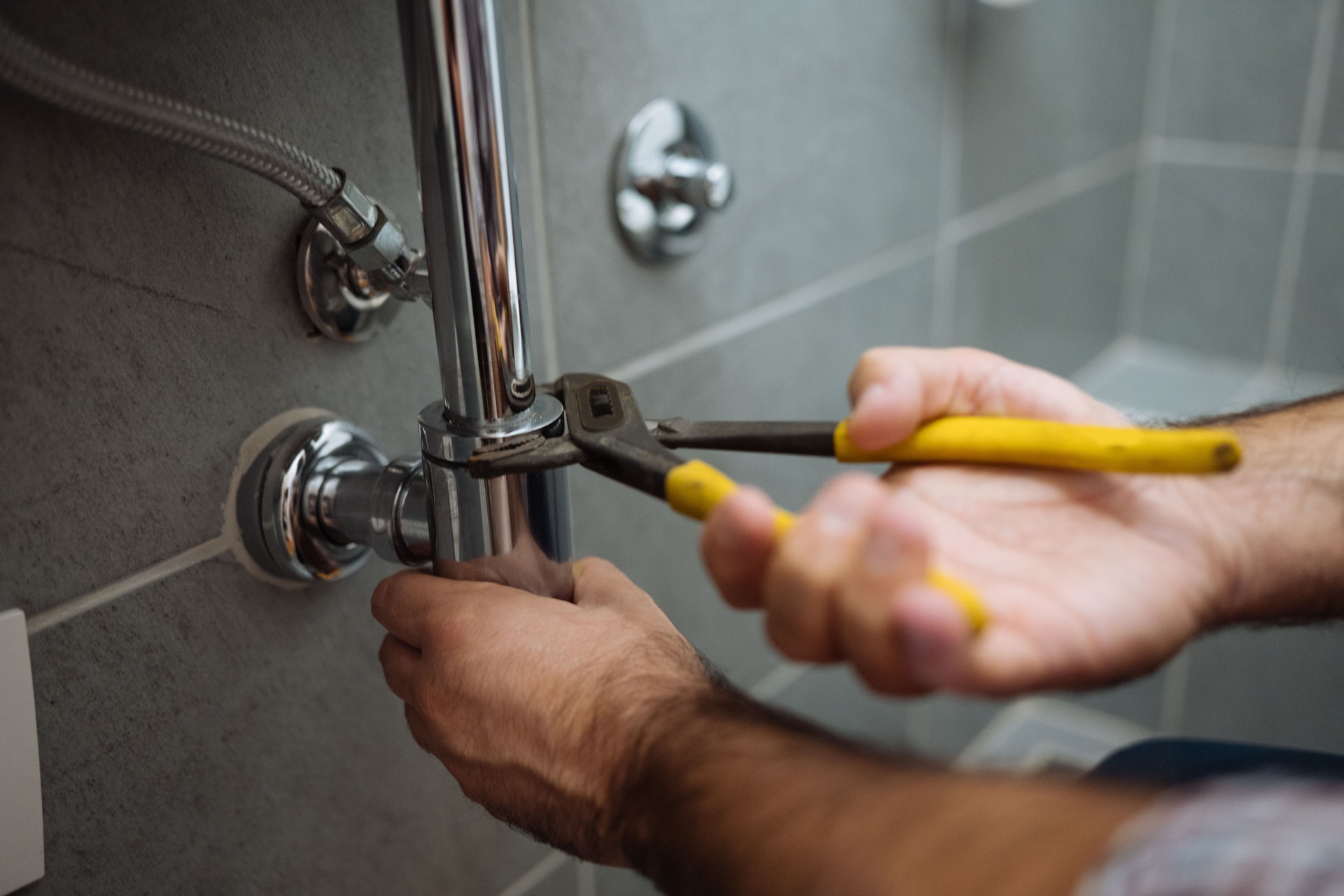 Bricoleur réparant les tuyaux de salle de bain